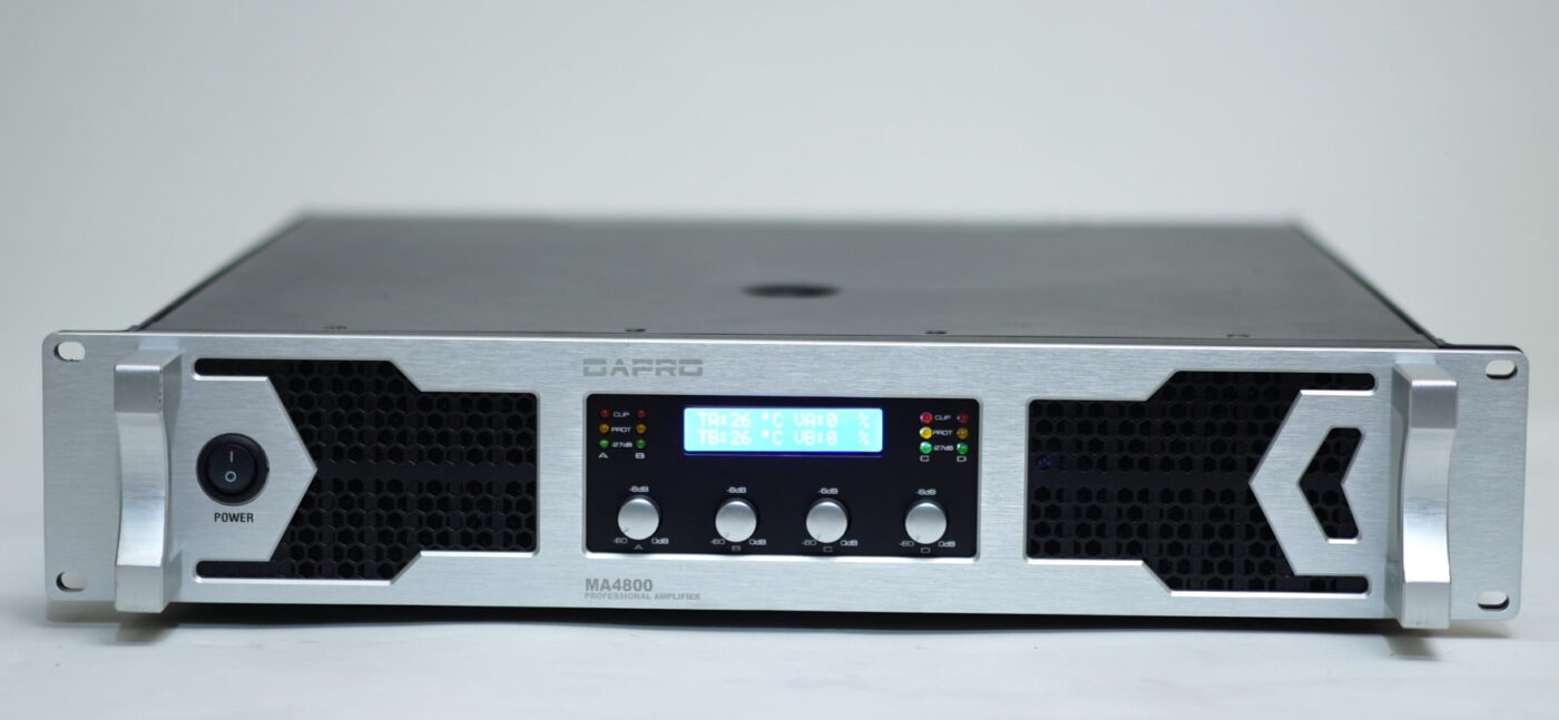 Mặt trước cục đẩy Dapro MA4800 với bốn núm gain và đèn trạng thái